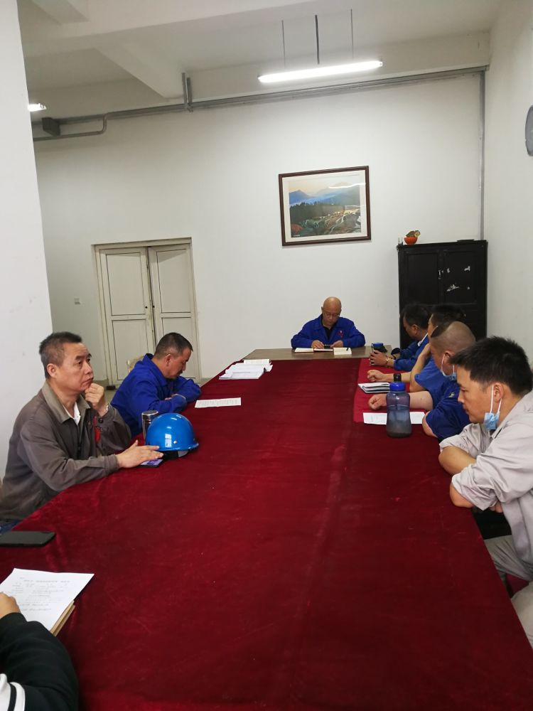 機(jī)加裝配黨支部召開(kāi)全體黨員大會(huì)，組織主題教育學(xué)習(xí)。